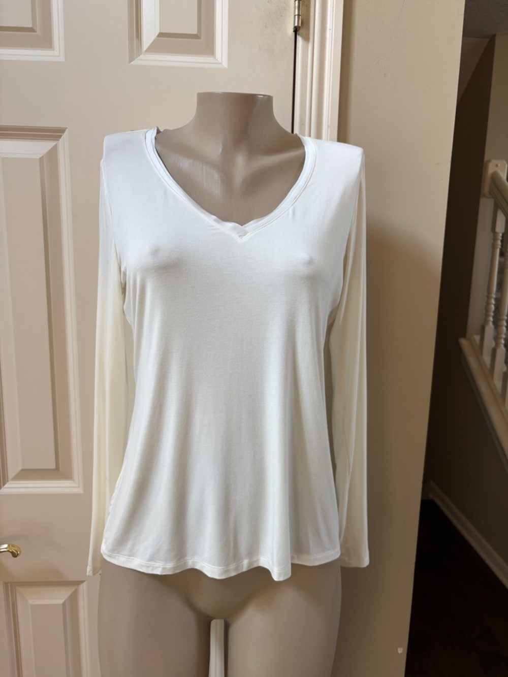 NWT White House Black Market Cream V-Neck Long Sleeve Top, med
